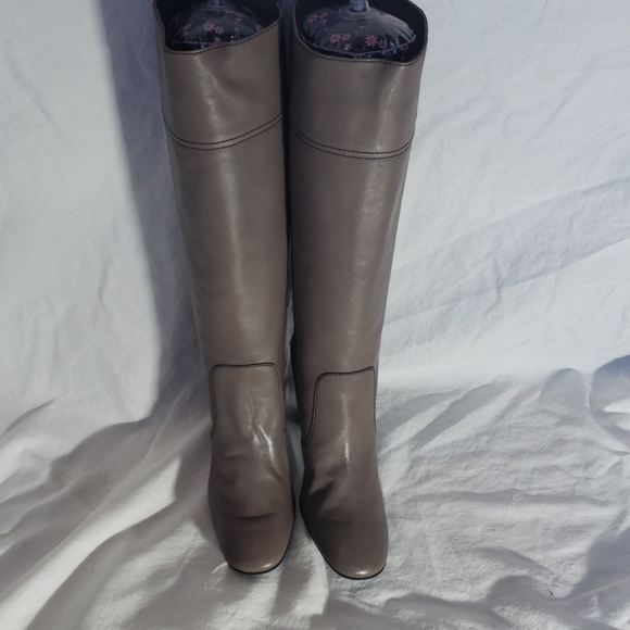 Tod's Grayish Brown Leather Heeled Boots - Picture 2 of 8